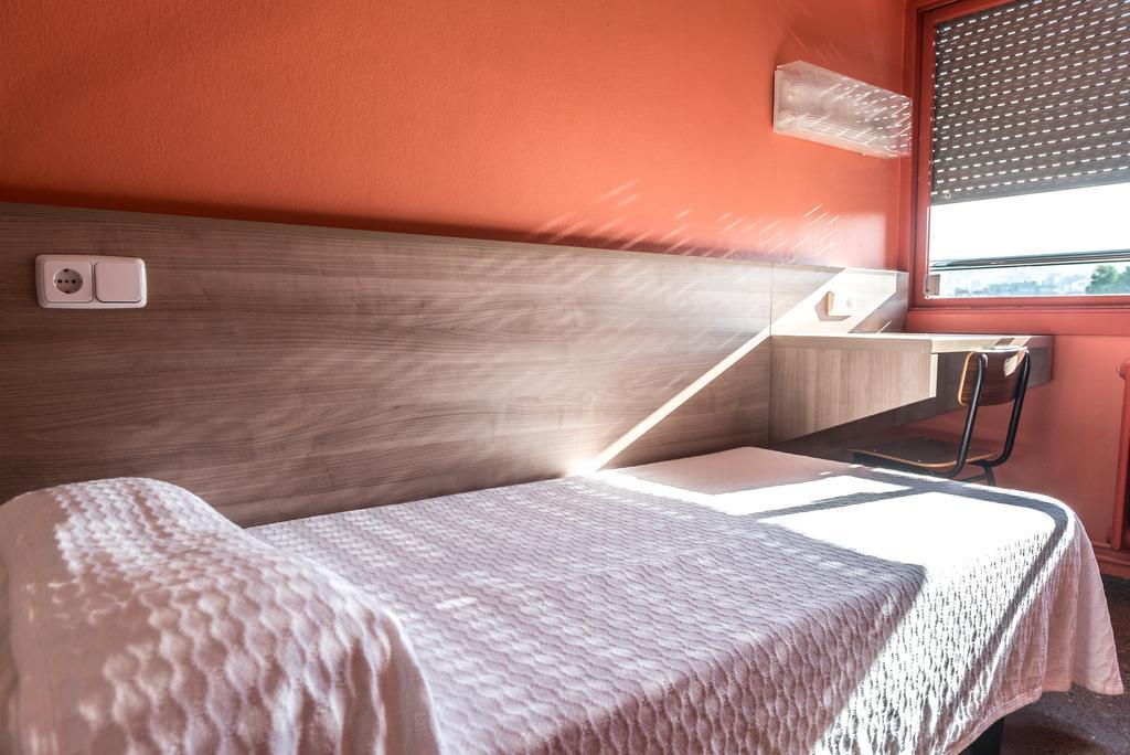 Guest house Residencia Salesiana Marti-codolar 2*
